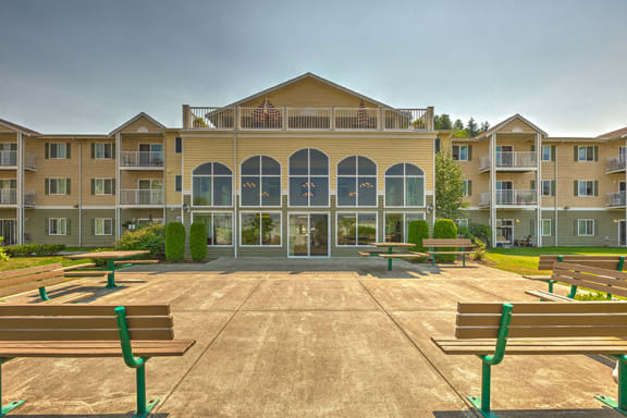 Bench and Deck Area at VINTAGE AT CHEHALIS Apartments, Washington