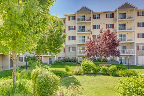 Open Courtyard with Seating at VINTAGE AT SPOKANE, Washington