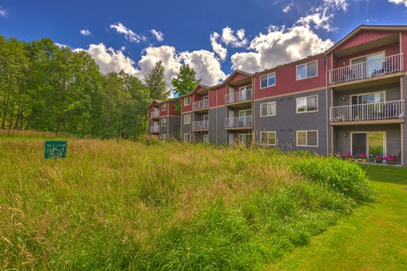 Lush green grounds at THE TIMBERS BY VINTAGE, Arlington Washington