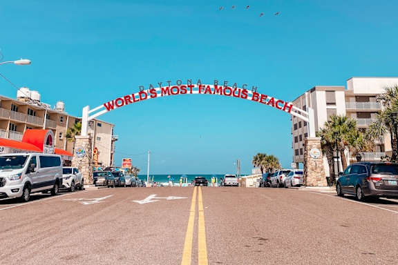 A large arched sign that says World Famous Daytona Beach