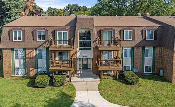 exterior view of apartments at pine lake manor apartments