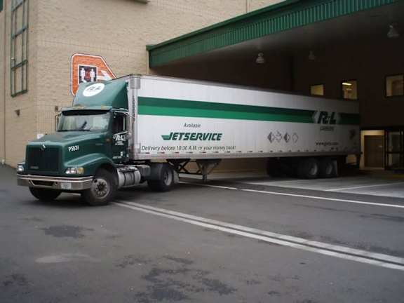 A green and white semi truck with the words Jetser.