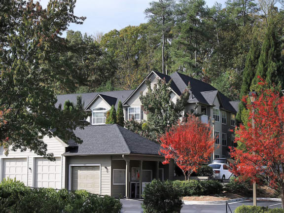 Detached Garages at Smyrna, GA Apartment Near Cardinal Lake