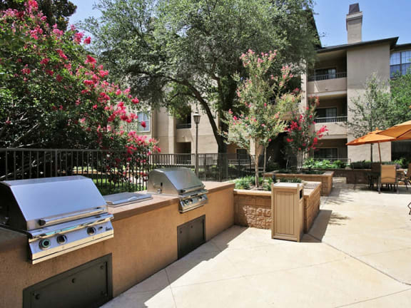 Galleria Dallas apartment rentals with outdoor barbecue grills and picnic tables