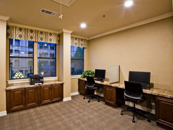 Resident business center at Dallas apartments for rent