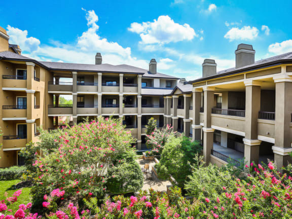 Spacious Dallas apartments for rent with elevators