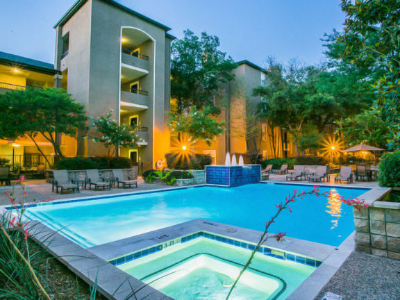 Spa hot tub open year-round at Hyde Park Apartments Dallas