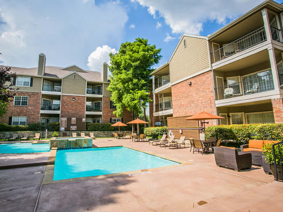 Apartments near Dallas Galleria with courtyard and pool views