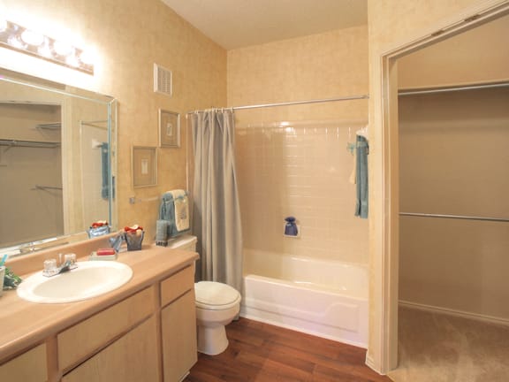 Apartments near DFW airport with full-size bathtubs