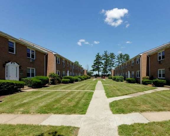 an image of a sidewalk in front of houses