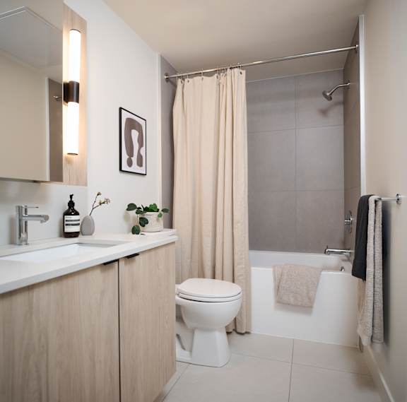 Revolve Soaker Bathtub