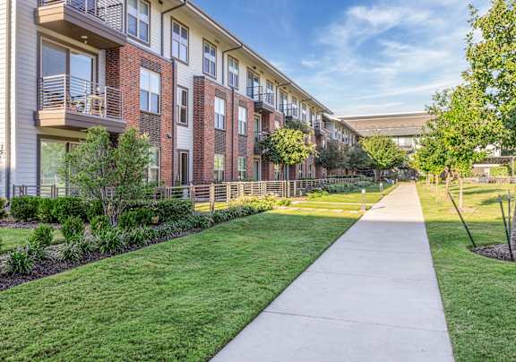 Dog Friendly Apartments in Fort Worth with Dog Park