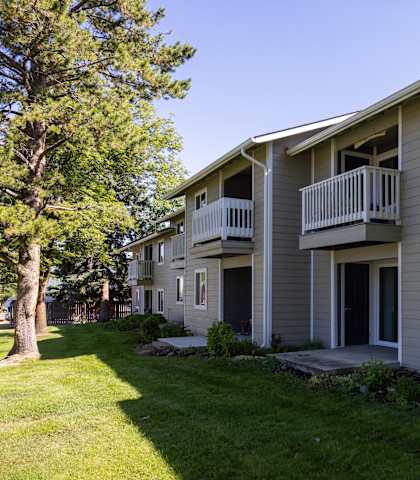 a view of the exterior of an apartment building