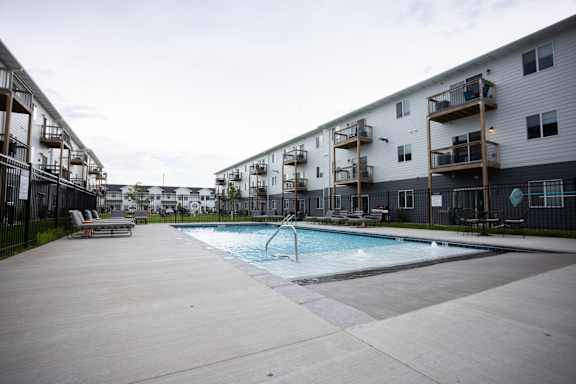 a pool is shown in the courtyard of an apartment building
