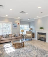 additional photo for property listing at chic digs with room to stretch out in the village 22 car