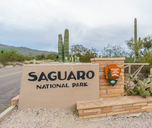 the sign for sagrado national park at the entrance to the park