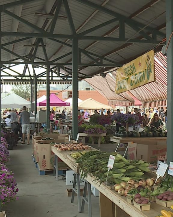 the farmers market is full of fruits and vegetables