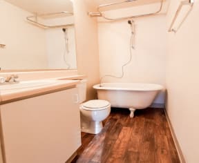 Seattle Apartments - Zindorf Apartments - Bathroom
