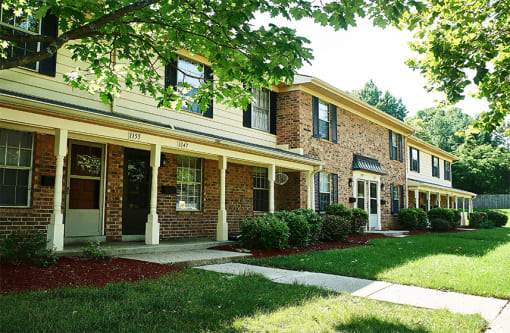 Exterior Townhome Building at Cambridge Square Greenwood