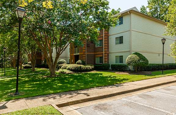 Exterior Apartment Building at Governor's Pointe