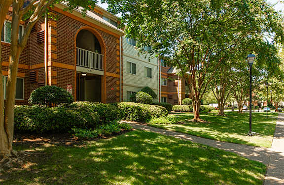 Exterior Apartment Building at Governor's Pointe