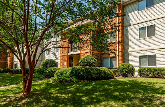 Exterior Apartment Building at Governor's Pointe