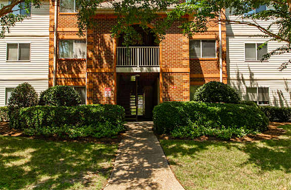 Exterior Apartment Building at Governor's Pointe