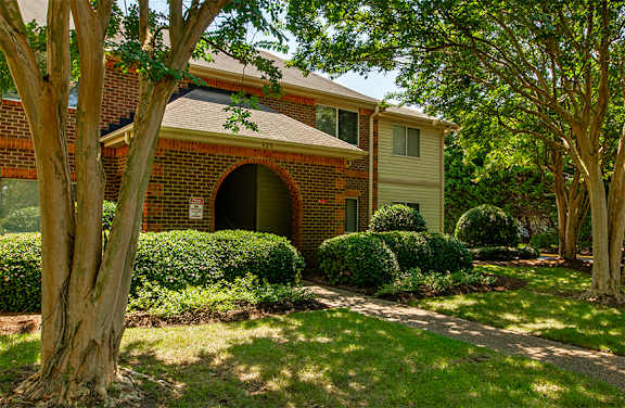 Exterior Apartment Building at Governor's Pointe
