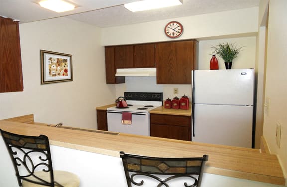 Spacious Kitchen with Breakfast Bar at Briarwood Lexington
