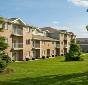 exterior of Highland View apartments in Lincoln, NE