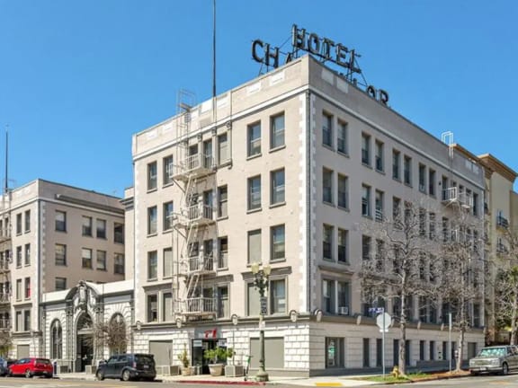 the hotel on the corner of a city street