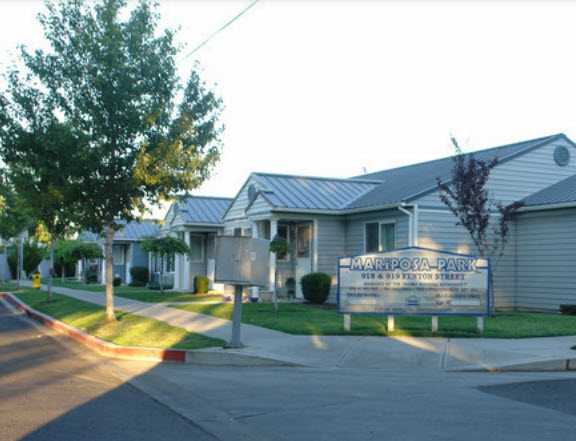 A sign in front of a building that says "Marshfield Bank".