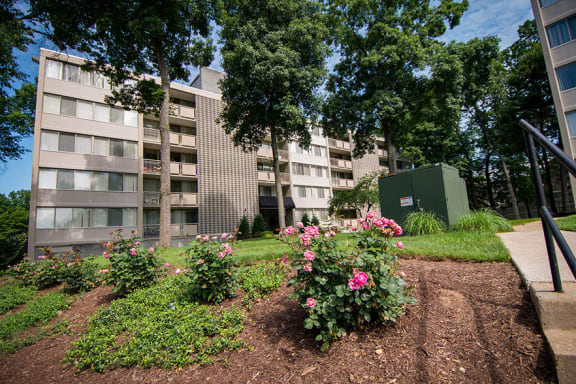 Heritage Park Apartments Building Landscaping