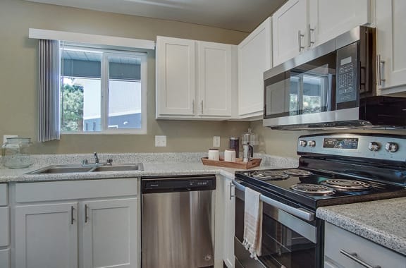 Kitchen l Marinas Edge Apartments in Sparks NV 