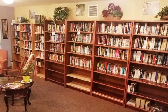 Library with seating area at VINTAGE AT RICHLAND Apartments, Washington, 99352