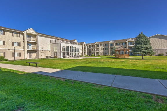 Courtyard, path and buildings at VINTAGE AT RICHLAND Apartments, Washington