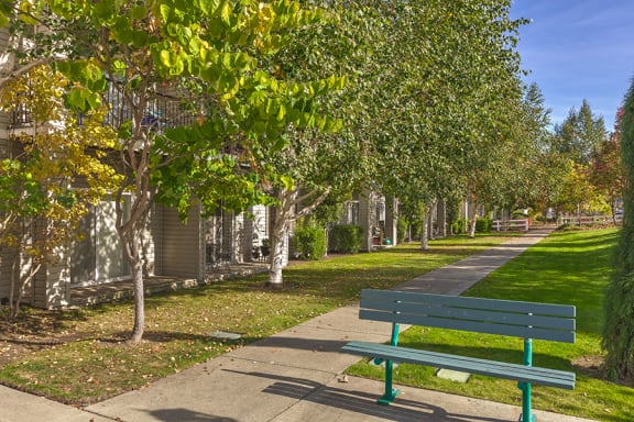 building and bench at VINTAGE AT Sequim Apartments, Sequim 