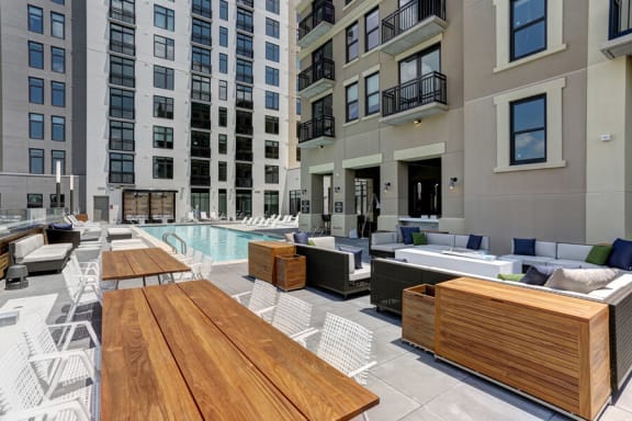 Rooftop swimming pool with Dining area at Aertson Midtown, Nashville, TN