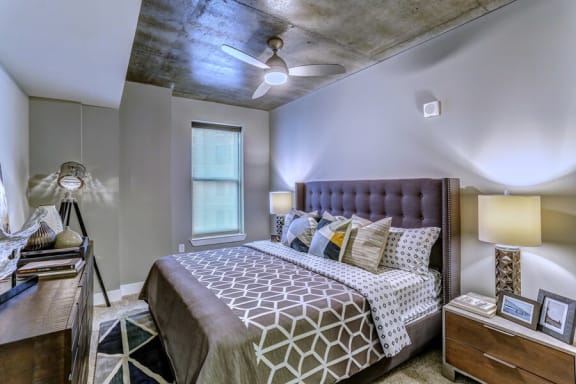 Bedroom with cozy bed and lights at Aertson Midtown, Tennessee