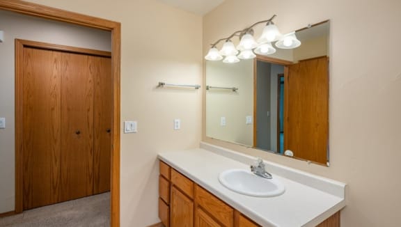 Upper Riverwalk Bathroom, 1 bed/1 Bath