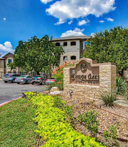 the sign in front of the entrance to emerald oak apartments