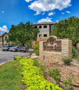 the sign in front of the entrance to emerald oak apartments