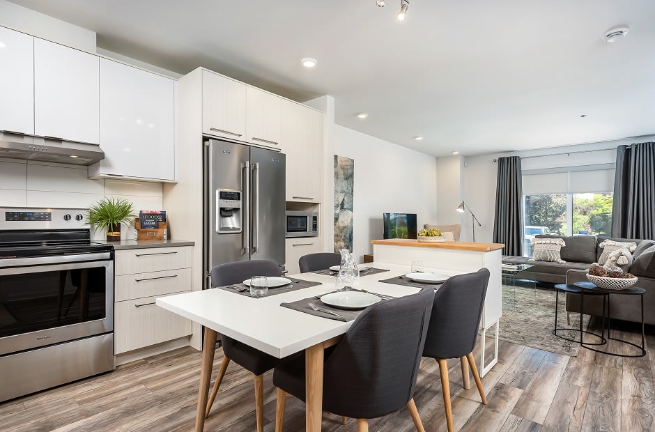 Photos and Video of Le SaintLaurent Apartments in Brossard, QC
