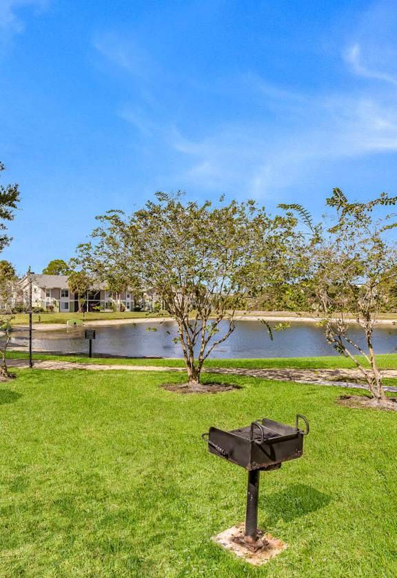 Lakeside BBQ Grill at Lakeside Glen Apartments, FL