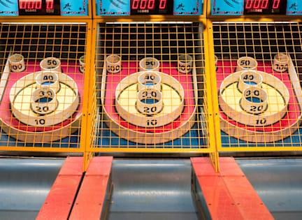 A game with three targets and a scoreboard above.