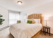 Thumbnail 5 of 23 - bedroom with regal bed in the center