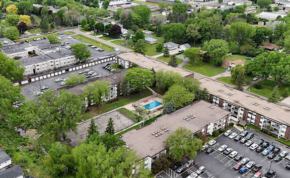 A parking lot with cars and a building in the background.