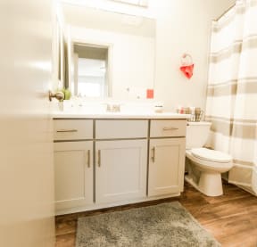 Lakewood Apartments - Crown Pointe Apartments - Bathroom