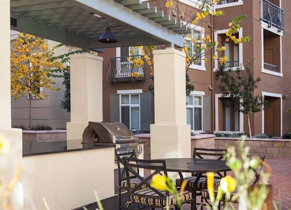 The Verdant Apartments outdoor dining table in San Jose CA