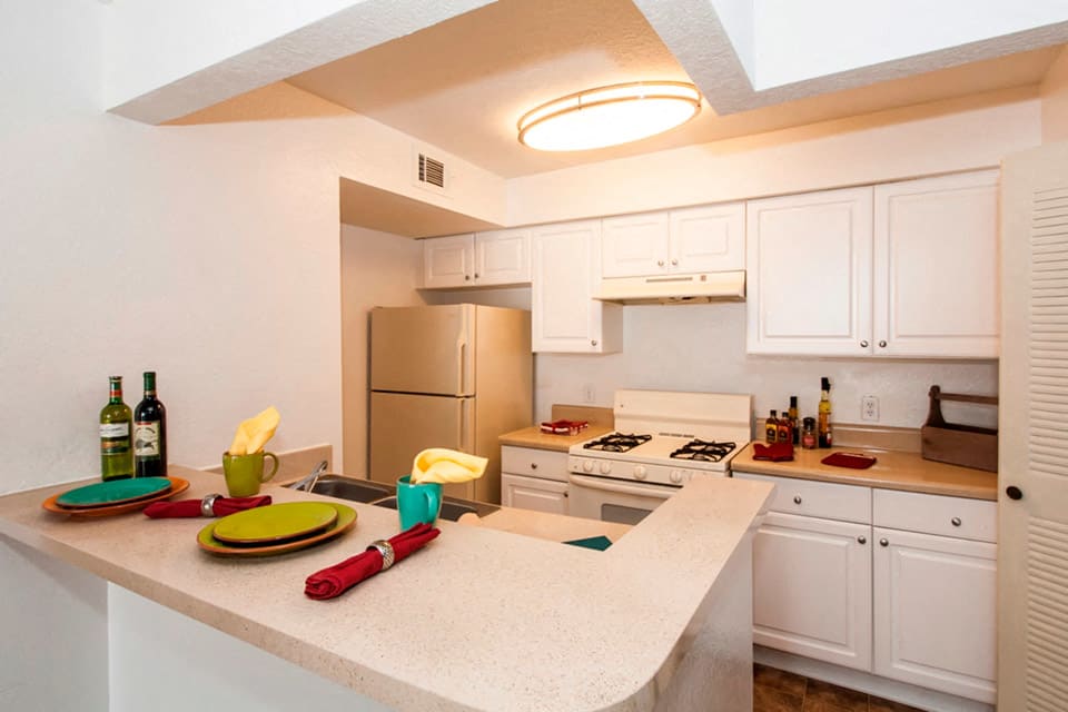 Cricket Club Apartments kitchen - Orlando, FL